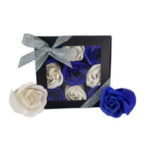 Boite noire de 9 roses de savon en damier bleu foncé et blanc