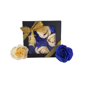 Boite noire de 9 roses de savon en damier bleu foncé et écru