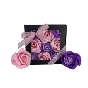Boite noire de 9 roses de savon en damier rose et violet tricolore