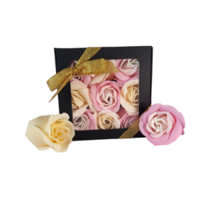 Boite noire de 9 roses de savon en damier rose tricolore et écru