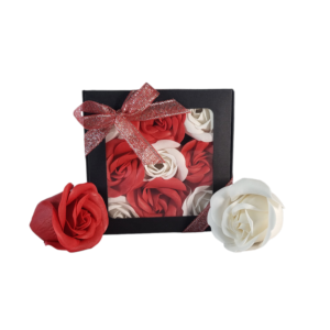 Boite noire de 9 roses de savon en damier rouge et blanc