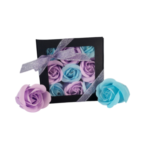 Boite noire de 9 roses de savon en damier violet clair et bleu clair