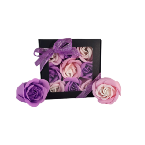 Boite noire de 9 roses de savon en damier violet et rose tricolore