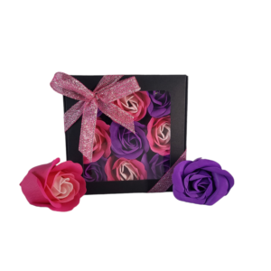 Boite noire de 9 roses de savon en damier violet foncé et rose tricolore
